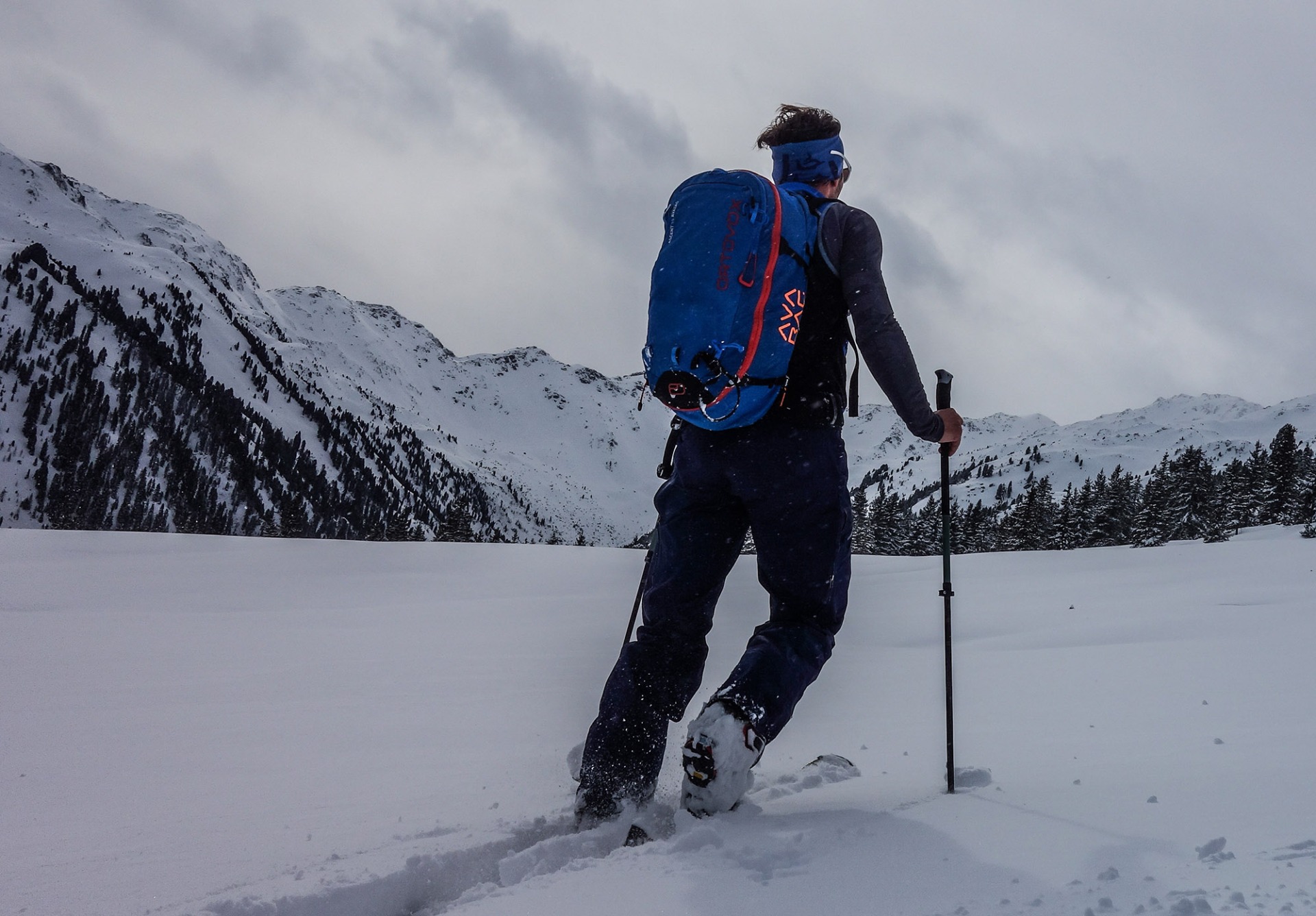 Ski touring backpack practical features for the ski tour
