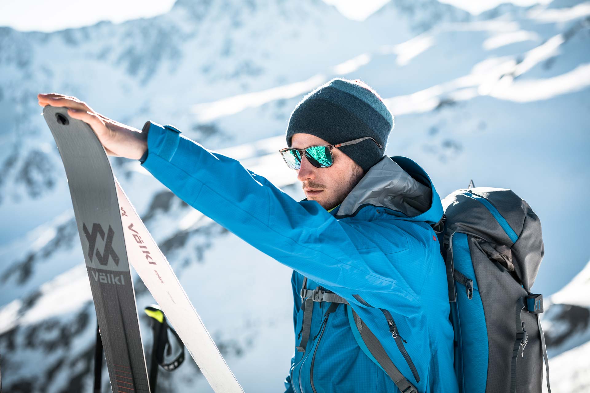 Ski touring how climbing skins work —