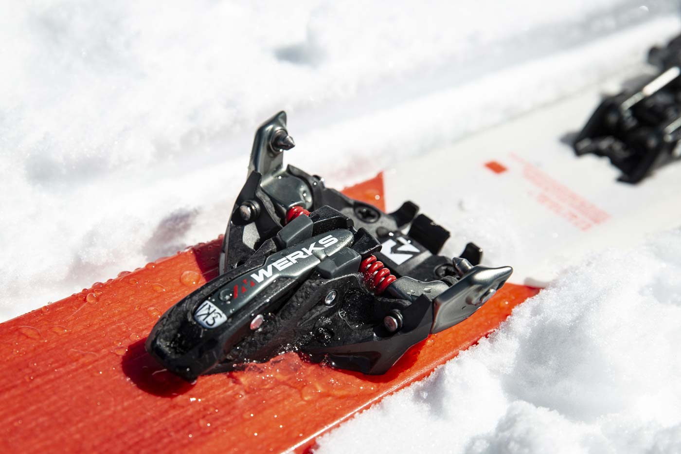 Ski touring binding vs. alpine binding —